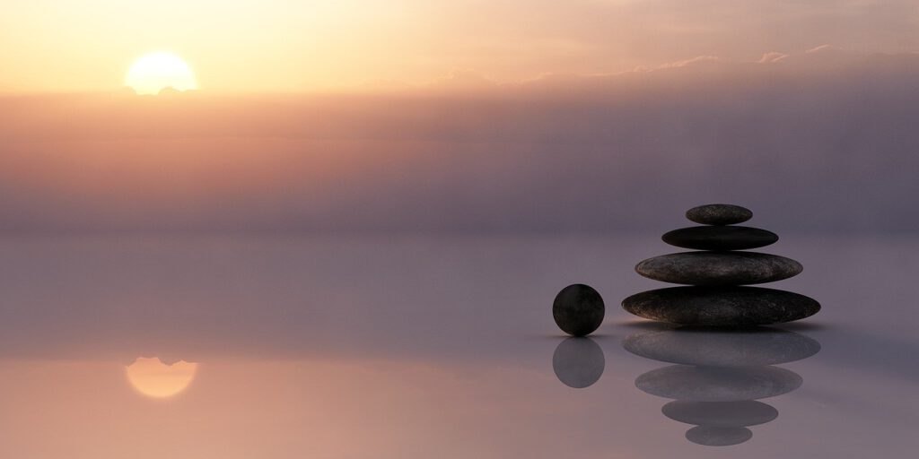 Steineturm bei Sonnenuntergang von balance in Pixabay