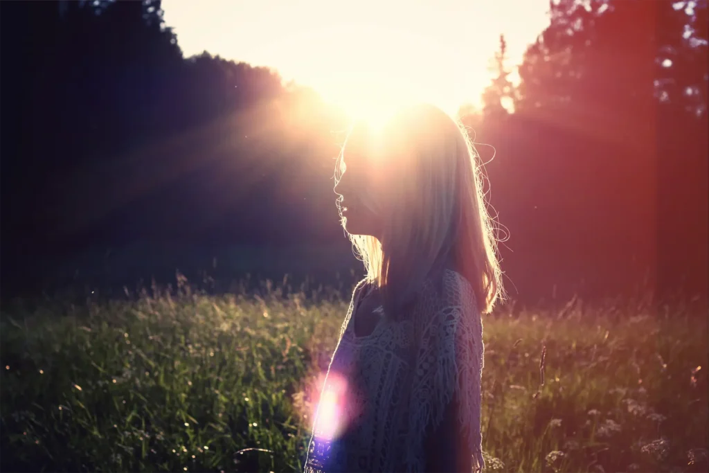 Frau im Sonnenuntergang von Julia-caesar in Unsplash